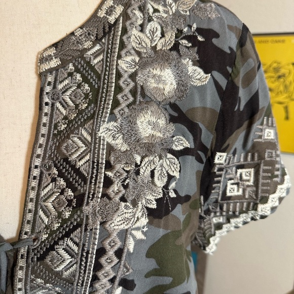 ANDREE BY UNIT Dresses & Skirts - Andree by unit camo print embroidered dress xl